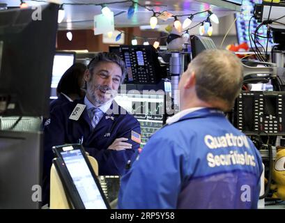 (181226) -- NEW YORK, 26. Dezember 2018 -- Traders Work at the New York Stock Exchange in New York, USA, 26. Dezember 2018. Die US-Aktien stiegen am Mittwoch in die Höhe und der Dow stieg um mehr als 1.000 Punkte, da die Anleger versuchten, einige der steilen Verluste, die sie in den vorangegangenen Handelssitzungen erlitten hatten, zurückzugewinnen. Der Dow Jones Industrial Average sprang 1.086,25 Punkte oder 4,98 Prozent auf 22.878.45. Die S&P 500 stieg um 116,60 Punkte oder 4,96 Prozent auf 2.467,70. Der Nasdaq Composite Index erhöhte sich um 361,44 Punkte oder 5,84 Prozent auf 6.554,36. ) U.S.-NEW YORK-STOCKS WangxYing PUBLICATIONxNOTxINxCHN Stockfoto