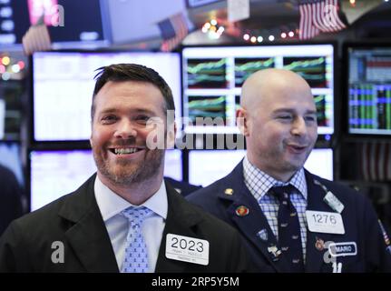 (181226) -- NEW YORK, 26. Dezember 2018 -- Traders Work at the New York Stock Exchange in New York, USA, 26. Dezember 2018. Die US-Aktien stiegen am Mittwoch in die Höhe und der Dow stieg um mehr als 1.000 Punkte, da die Anleger versuchten, einige der steilen Verluste, die sie in den vorangegangenen Handelssitzungen erlitten hatten, zurückzugewinnen. Der Dow Jones Industrial Average sprang 1.086,25 Punkte oder 4,98 Prozent auf 22.878.45. Die S&P 500 stieg um 116,60 Punkte oder 4,96 Prozent auf 2.467,70. Der Nasdaq Composite Index erhöhte sich um 361,44 Punkte oder 5,84 Prozent auf 6.554,36. ) U.S.-NEW YORK-STOCKS WangxYing PUBLICATIONxNOTxINxCHN Stockfoto