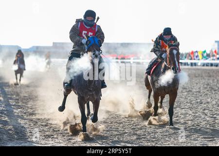 (181227) -- PEKING, 27. Dezember 2018 -- Hirten treten bei einem Pferderennspiel während einer Nadam-Messe in Ewenke Banner of Hulun Buir, Nordchinas Autonome Region Innere Mongolei, 26. Dezember 2018 an. ) XINHUA FOTOS DES TAGES XINHUA FOTOS DES TAGES YUXDONGSHENG PUBLICATIONXNOTXINXCHN Stockfoto