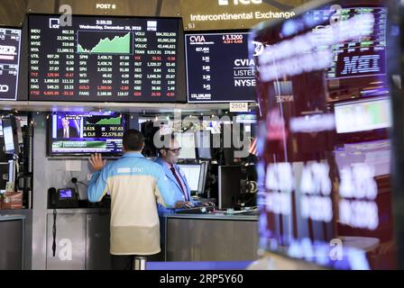 (181226) -- NEW YORK, 26. Dezember 2018 -- Traders Work at the New York Stock Exchange in New York, USA, 26. Dezember 2018. Die US-Aktien stiegen am Mittwoch in die Höhe und der Dow stieg um mehr als 1.000 Punkte, da die Anleger versuchten, einige der steilen Verluste, die sie in den vorangegangenen Handelssitzungen erlitten hatten, zurückzugewinnen. Der Dow Jones Industrial Average sprang 1.086,25 Punkte oder 4,98 Prozent auf 22.878.45. Die S&P 500 stieg um 116,60 Punkte oder 4,96 Prozent auf 2.467,70. Der Nasdaq Composite Index erhöhte sich um 361,44 Punkte oder 5,84 Prozent auf 6.554,36. ) U.S.-NEW YORK-STOCKS WangxYing PUBLICATIONxNOTxINxCHN Stockfoto