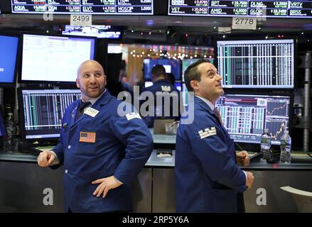 (181226) -- NEW YORK, 26. Dezember 2018 -- Traders Work at the New York Stock Exchange in New York, USA, 26. Dezember 2018. Die US-Aktien stiegen am Mittwoch in die Höhe und der Dow stieg um mehr als 1.000 Punkte, da die Anleger versuchten, einige der steilen Verluste, die sie in den vorangegangenen Handelssitzungen erlitten hatten, zurückzugewinnen. Der Dow Jones Industrial Average sprang 1.086,25 Punkte oder 4,98 Prozent auf 22.878.45. Die S&P 500 stieg um 116,60 Punkte oder 4,96 Prozent auf 2.467,70. Der Nasdaq Composite Index erhöhte sich um 361,44 Punkte oder 5,84 Prozent auf 6.554,36. ) U.S.-NEW YORK-STOCKS WangxYing PUBLICATIONxNOTxINxCHN Stockfoto