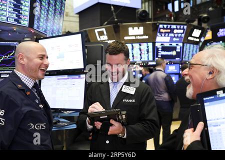 (181226) -- NEW YORK, 26. Dezember 2018 -- Traders Work at the New York Stock Exchange in New York, USA, 26. Dezember 2018. Die US-Aktien stiegen am Mittwoch in die Höhe und der Dow stieg um mehr als 1.000 Punkte, da die Anleger versuchten, einige der steilen Verluste, die sie in den vorangegangenen Handelssitzungen erlitten hatten, zurückzugewinnen. Der Dow Jones Industrial Average sprang 1.086,25 Punkte oder 4,98 Prozent auf 22.878.45. Die S&P 500 stieg um 116,60 Punkte oder 4,96 Prozent auf 2.467,70. Der Nasdaq Composite Index erhöhte sich um 361,44 Punkte oder 5,84 Prozent auf 6.554,36. ) U.S.-NEW YORK-STOCKS WangxYing PUBLICATIONxNOTxINxCHN Stockfoto