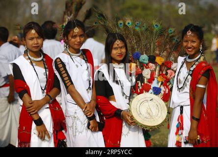 (181227) -- PEKING, 27. Dezember 2018 -- nepalesische Mädchen aus der Tharu-Gemeinschaft in ihrer traditionellen Kleidung nehmen an der Kundgebung zur Eröffnung des 15. Elefantenfestivals in Sauraha Teil, einem Tourismuszentrum im südwestlichen nepalesischen Bezirk Chitwan, 26. Dezember 2018. ) XINHUA FOTOS DES TAGES XINHUA FOTOS DES TAGES SUNILXSHARMA PUBLICATIONXNOTXINXCHN Stockfoto