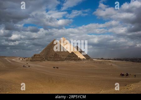 (181227) -- PEKING, 27. Dezember 2018 -- die Pyramide von Khafre (C) wird von einem Sonnenstrahl in Gizeh, Ägypten, 26. Dezember 2018, beleuchtet. ) XINHUA FOTOS DES TAGES XINHUA FOTOS DES TAGES MENGXTAO PUBLICATIONXNOTXINXCHN Stockfoto