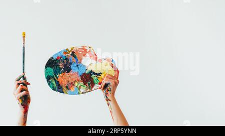 Malerausrüstung Zeichenwerkzeuge Künstlerhände Stockfoto