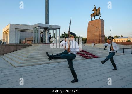 Bischkek, Kirgisistan - 2. September 2023: Soldaten führen den Wachwechsel in Bischkek, Kirgisistan, durch. Stockfoto