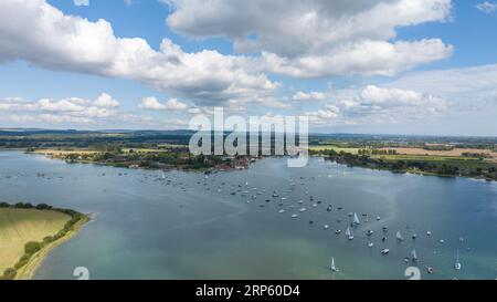 Luftaufnahme des Bosham-Kanals im Hafen von Chichester. Linien von Yachten und anderen Booten legten die Flussmündungen an. Stockfoto