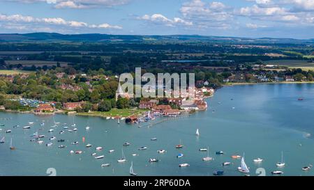 Luftaufnahme des Bosham-Kanals im Hafen von Chichester. Linien von Yachten und anderen Booten legten die Flussmündungen an. Stockfoto