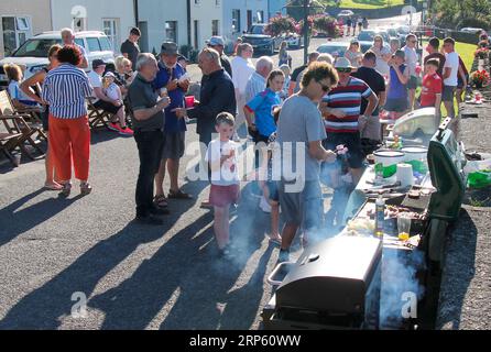 Lokale Gemeinde, die Street BBQ Keelbeg West Cork Irland genießt Stockfoto