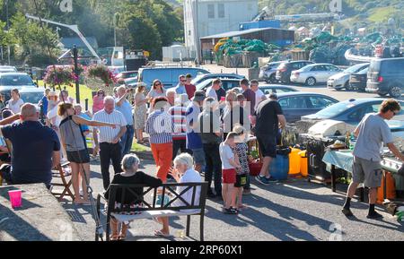 Lokale Gemeinde, die Street BBQ Keelbeg West Cork Irland genießt Stockfoto