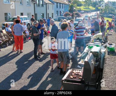 Lokale Gemeinde, die Street BBQ Keelbeg West Cork Irland genießt Stockfoto