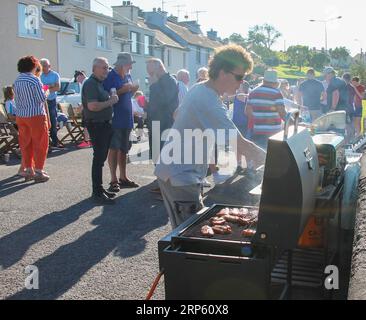 Lokale Gemeinde, die Street BBQ Keelbeg West Cork Irland genießt Stockfoto