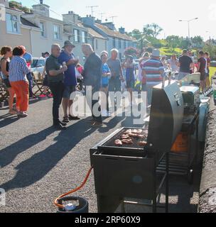 Lokale Gemeinde, die Street BBQ Keelbeg West Cork Irland genießt Stockfoto