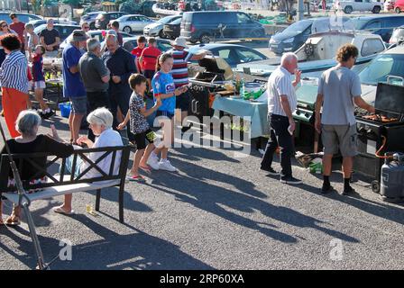 Lokale Gemeinde, die Street BBQ Keelbeg West Cork Irland genießt Stockfoto