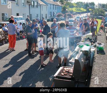 Lokale Gemeinde, die Street BBQ Keelbeg West Cork Irland genießt Stockfoto