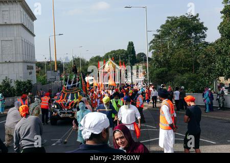 London, Großbritannien. September 2023. Tausende Sikhs nehmen an der jährlichen Nagar Kirtan-Prozession Teil, die in North Street Gurdwara, Barking und High Road, Seven Kings Gurdwara, Ilford beginnt. © Simon King/Alamy Live News Stockfoto