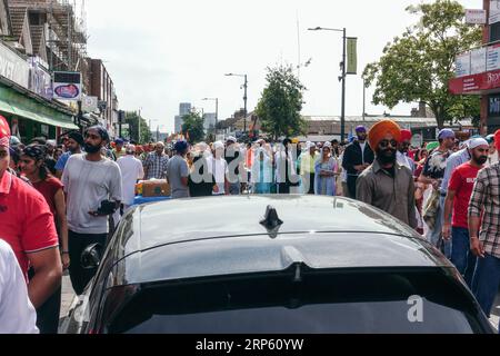 London, Großbritannien. September 2023. Tausende Sikhs nehmen an der jährlichen Nagar Kirtan-Prozession Teil, die in North Street Gurdwara, Barking und High Road, Seven Kings Gurdwara, Ilford beginnt. © Simon King/Alamy Live News Stockfoto