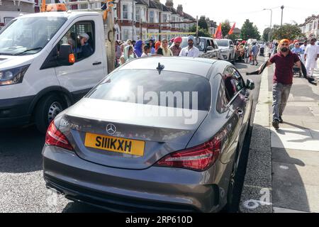 London, Großbritannien. September 2023. Tausende Sikhs nehmen an der jährlichen Nagar Kirtan-Prozession Teil, die in North Street Gurdwara, Barking und High Road, Seven Kings Gurdwara, Ilford beginnt. © Simon King/Alamy Live News Stockfoto