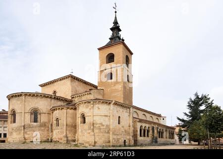 Blick auf die romanische Kirche San Millan in Segovia, Spanien Stockfoto