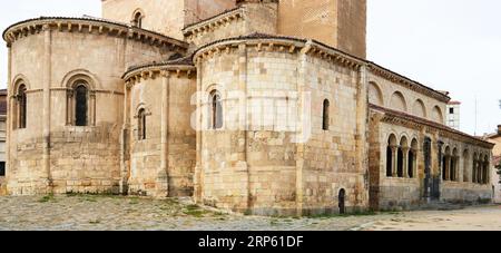 Blick auf die romanische Kirche San Millan in Segovia, Spanien Stockfoto