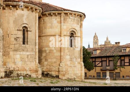 Blick auf die romanische Kirche San Millan in Segovia, Spanien Stockfoto