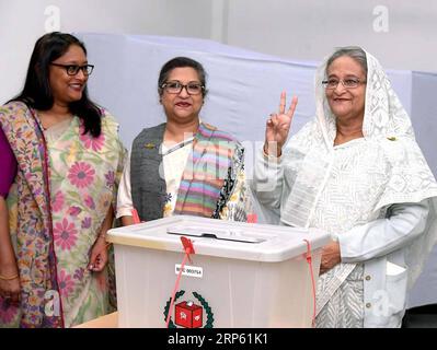 (181230) -- DHAKA, 30. Dezember 2018 -- der bangladeschische Premierminister Sheikh Hasina(R) blitzt ein Siegeszeichen auf, nachdem er am 30. Dezember 2018 in einer Wahllokale in Dhaka, der Hauptstadt von Bangladesch, ihre Stimme abgegeben hat. Die landesweite Abstimmung wurde am Sonntagmorgen in den allgemeinen Wahlen in Bangladesch eröffnet, um Hunderte von Abgeordneten in das parlament zu wählen, und zwar aufgrund von Berichten über Streugewalt.PID) BANGLADESCH-DHAKA-WAHLEN Naim-ul-karim PUBLICATIONxNOTxINxCHN Stockfoto