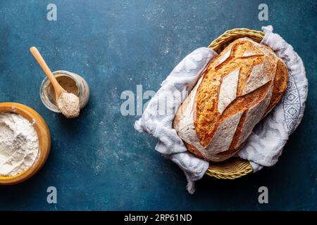 Hausgemachtes Bio-Roggenbrot. Wunderschönes Brot mit knuspriger Kruste. Stockfoto