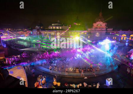 (181231) -- BUDAPEST, 31. Dezember 2018 -- Nachtschwärmer genießen Musik während der Cinetrip Night Bath Party vor Silvester im Szechenyi Thermal Bath in Budapest, Ungarn, 30. Dezember 2018. Cinetrip ist eine Art nächtliche Badeparty mit elektronischer Musik, Lichtmalereien, Lasershows und anderen Formen der bildenden Kunst und darstellender Kunst. ) UNGARN-BUDAPEST-SZECSENYI BAD-CINETRIP AttilaxVolgyi PUBLICATIONxNOTxINxCHN Stockfoto