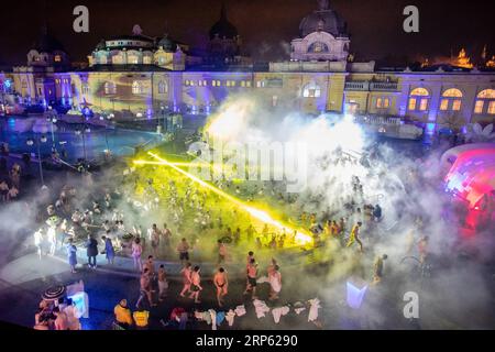 (181231) -- BUDAPEST, 31. Dezember 2018 -- Nachtschwärmer genießen Musik während der Cinetrip Night Bath Party vor Silvester im Szechenyi Thermal Bath in Budapest, Ungarn, 30. Dezember 2018. Cinetrip ist eine Art nächtliche Badeparty mit elektronischer Musik, Lichtmalereien, Lasershows und anderen Formen der bildenden Kunst und darstellender Kunst. ) UNGARN-BUDAPEST-SZECSENYI BAD-CINETRIP AttilaxVolgyi PUBLICATIONxNOTxINxCHN Stockfoto