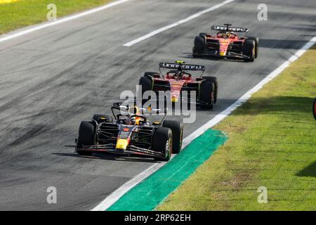 01 VERSTAPPEN Max (nld), Red Bull Racing RB19, Action 55 SAINZ Carlos (Spa), Scuderia Ferrari SF-23, Action 16 LECLERC Charles (mco), Scuderia Ferrari SF-23, Action während des Formel 1 Grand Prix 2023 von Pirelli Grand Premio d’Italia, 14. Runde der Formel-1-Weltmeisterschaft 2023 vom 1. Bis 3. September, 2023 auf dem Autodromo Nazionale di Monza, in Monza, Italien - Foto DPPI Stockfoto