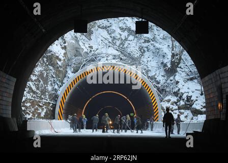 (181231) -- YA AN, 31. Dezember 2018 -- Arbeiter reinigen Schnee auf einer Tunnelbrücke auf der Schnellstraße Ya an-Kangding in der südwestlichen chinesischen Provinz Sichuan, 30. Dezember 2018. Eine Schnellstraße, die Ya an und Kangding in der südwestchinesischen Provinz Sichuan verbindet, wurde am Montagmorgen in Betrieb genommen und markierte die Gesamtlänge der Schnellstraßen in der Provinz bei 7.238 km Der Bau der Schnellstraße wurde neun Monate vor dem geplanten Termin abgeschlossen. Es wird die zweite Autobahn in die tibetische Autonome Präfektur Ganzi nach dem National Highway 318 sein, der nach Lhasa, der Hauptstadt des Autonomen Gebiets Tibet, führt Stockfoto