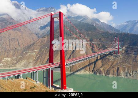 (181231) -- YA AN, 31. Dezember 2018 -- Luftaufnahme vom 30. Dezember 2018 zeigt die große Brücke Xingkang auf der Schnellstraße Ya an-Kangding in der südwestlichen chinesischen Provinz Sichuan. Eine Schnellstraße, die Ya an und Kangding in der südwestchinesischen Provinz Sichuan verbindet, wurde am Montagmorgen in Betrieb genommen und markierte die Gesamtlänge der Schnellstraßen in der Provinz bei 7.238 km Der Bau der Schnellstraße wurde neun Monate vor dem geplanten Termin abgeschlossen. Es wird die zweite Autobahn in die tibetische Autonome Präfektur Ganzi in Sichuan nach dem National Highway 318 sein, der nach Lhasa, der Hauptstadt von Tib, führt Stockfoto