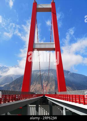 (181231) -- YA AN, 31. Dezember 2018 -- Luftaufnahme vom 30. Dezember 2018 zeigt die große Brücke Xingkang auf der Schnellstraße Ya an-Kangding in der südwestlichen chinesischen Provinz Sichuan. Eine Schnellstraße, die Ya an und Kangding in der südwestchinesischen Provinz Sichuan verbindet, wurde am Montagmorgen in Betrieb genommen und markierte die Gesamtlänge der Schnellstraßen in der Provinz bei 7.238 km Der Bau der Schnellstraße wurde neun Monate vor dem geplanten Termin abgeschlossen. Es wird die zweite Autobahn in die tibetische Autonome Präfektur Ganzi in Sichuan nach dem National Highway 318 sein, der nach Lhasa, der Hauptstadt von Tib, führt Stockfoto