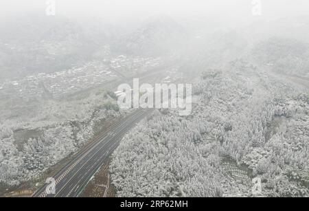 (181231) -- YA AN, 31. Dez. 2018 -- Luftaufnahme vom 30. Dez. 2018 zeigt den schneebedeckten Tianquan County Abschnitt der Schnellstraße ya an-Kangding in der südwestlichen chinesischen Provinz Sichuan. Eine Schnellstraße, die Ya an und Kangding in der südwestchinesischen Provinz Sichuan verbindet, wurde am Montagmorgen in Betrieb genommen und markierte die Gesamtlänge der Schnellstraßen in der Provinz bei 7.238 km Der Bau der Schnellstraße wurde neun Monate vor dem geplanten Termin abgeschlossen. Es wird die zweite Autobahn in die tibetische Autonome Präfektur Ganzi von Sichuan nach dem Nationalautobahn 318 sein, die nach Lhasa, Stockfoto