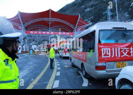 (181231) -- YA AN, 31. Dezember 2018 -- Autos passieren die Mautstation Kangding, um in die Schnellstraße Ya an-Kangding in der südwestlichen chinesischen Provinz Sichuan, 31. Dezember 2018, zu gelangen. Eine Schnellstraße, die Ya an und Kangding in der südwestchinesischen Provinz Sichuan verbindet, wurde am Montagmorgen in Betrieb genommen und markierte die Gesamtlänge der Schnellstraßen in der Provinz bei 7.238 km Der Bau der Schnellstraße wurde neun Monate vor dem geplanten Termin abgeschlossen. Es wird die zweite Autobahn in die tibetische Autonome Präfektur Ganzi in Sichuan nach dem National Highway 318 sein, der nach Lhasa, der Hauptstadt von Tibet Autonomo, führt Stockfoto