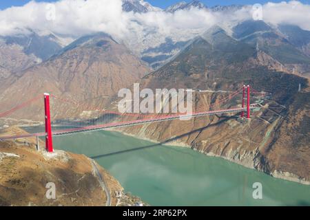 (181231) -- YA AN, 31. Dezember 2018 -- Luftaufnahme vom 30. Dezember 2018 zeigt die große Brücke Xingkang auf der Schnellstraße Ya an-Kangding in der südwestlichen chinesischen Provinz Sichuan. Eine Schnellstraße, die Ya an und Kangding in der südwestchinesischen Provinz Sichuan verbindet, wurde am Montagmorgen in Betrieb genommen und markierte die Gesamtlänge der Schnellstraßen in der Provinz bei 7.238 km Der Bau der Schnellstraße wurde neun Monate vor dem geplanten Termin abgeschlossen. Es wird die zweite Autobahn in die tibetische Autonome Präfektur Ganzi in Sichuan nach dem National Highway 318 sein, der nach Lhasa, der Hauptstadt von Tib, führt Stockfoto