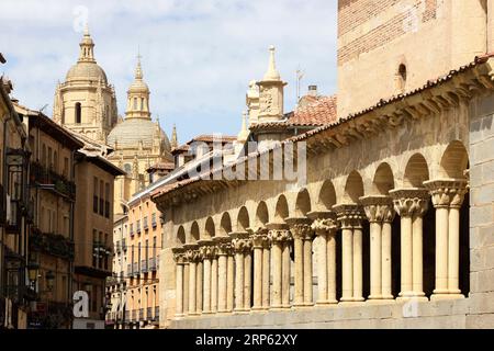 Blick auf die romanische Kirche Iglesia de San Juan de los Caballeros, Segovia, Spanien Stockfoto