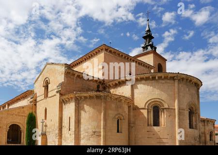 Blick auf die romanische Kirche San Millan in Segovia, Spanien Stockfoto