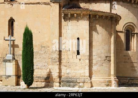 Blick auf die romanische Kirche San Millan in Segovia, Spanien Stockfoto