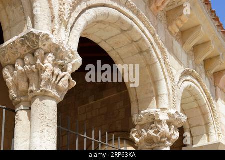 Blick auf die romanische Kirche San Millan in Segovia, Spanien Stockfoto