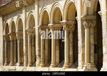 Blick auf die romanische Kirche San Millan in Segovia, Spanien Stockfoto