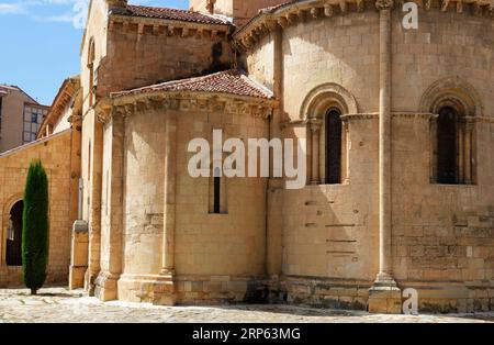 Blick auf die romanische Kirche San Millan in Segovia, Spanien Stockfoto