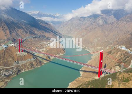 190101 -- PEKING, 1. Januar 2019 -- Luftaufnahme aufgenommen am 30. Dezember 2018 zeigt die große Brücke Xingkang auf der Schnellstraße Ya an-Kangding in der südwestlichen chinesischen Provinz Sichuan. Eine Schnellstraße, die Ya an und Kangding in der südwestchinesischen Provinz Sichuan verbindet, wurde am Montagmorgen in Betrieb genommen und markierte die Gesamtlänge der Schnellstraßen in der Provinz bei 7.238 km Der Bau der Schnellstraße wurde neun Monate vor dem geplanten Termin abgeschlossen. Es wird die zweite Autobahn in die tibetische Autonome Präfektur Ganzi in Sichuan nach dem National Highway 318 sein, der nach Lhasa, der Hauptstadt von Tibe, führt Stockfoto