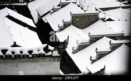 (190101) -- PEKING, 1. Januar 2019 -- Foto aufgenommen am 30. Dezember 2018 zeigt die Schneelandschaft in Longtan, der alten Stadt in Chongqing, Südwestchina. ) XINHUA FOTOS DES TAGES ChenxBisheng PUBLICATIONxNOTxINxCHN Stockfoto