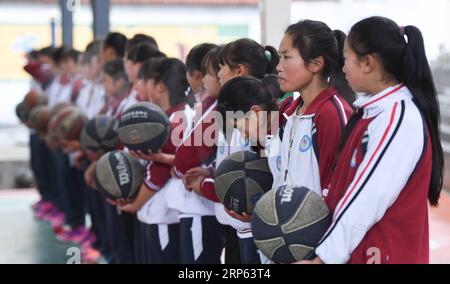 (190101) -- JULIAN, JAN. 1, 2019 (Xinhua) -- Mädchen des Basketballteams nehmen am 7. Dezember 2018 an einer Trainingseinheit in der Haoba Central School im Junlian County der Stadt Yibin in der südwestchinesischen Provinz Sichuan Teil. Die Haoba Central School liegt in den riesigen Wumeng-Bergen der südwestchinesischen Provinz Sichuan und ist eine neunjährige Schule, die Grundschule und Mittelschulbildung anbietet, genau wie andere Schulen in diesem Berggebiet. Ein Basketballteam, das von Schülerinnen gebildet wurde, machte die Schule jedoch in ihrer Township, sogar in benachbarten Städten, sehr berühmt. Das Team wurde 2005 gegründet Stockfoto