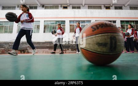 (190101) -- JULIAN, JAN. 1, 2019 (Xinhua) -- Mädchen des Basketballteams nehmen am 7. Dezember 2018 an einer Trainingseinheit in der Haoba Central School im Junlian County der Stadt Yibin in der südwestchinesischen Provinz Sichuan Teil. Die Haoba Central School liegt in den riesigen Wumeng-Bergen der südwestchinesischen Provinz Sichuan und ist eine neunjährige Schule, die Grundschule und Mittelschulbildung anbietet, genau wie andere Schulen in diesem Berggebiet. Ein Basketballteam, das von Schülerinnen gebildet wurde, machte die Schule jedoch in ihrer Township, sogar in benachbarten Städten, sehr berühmt. Das Team wurde 2005 gegründet Stockfoto