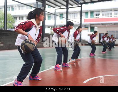 (190101) -- JULIAN, JAN. 1, 2019 (Xinhua) -- Mädchen des Basketballteams nehmen am 7. Dezember 2018 an einer Trainingseinheit in der Haoba Central School im Junlian County der Stadt Yibin in der südwestchinesischen Provinz Sichuan Teil. Die Haoba Central School liegt in den riesigen Wumeng-Bergen der südwestchinesischen Provinz Sichuan und ist eine neunjährige Schule, die Grundschule und Mittelschulbildung anbietet, genau wie andere Schulen in diesem Berggebiet. Ein Basketballteam, das von Schülerinnen gebildet wurde, machte die Schule jedoch in ihrer Township, sogar in benachbarten Städten, sehr berühmt. Das Team wurde 2005 gegründet Stockfoto