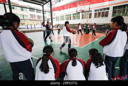 (190101) -- JULIAN, JAN. 1, 2019 (Xinhua) -- Mädchen des Basketballteams nehmen am 7. Dezember 2018 an einer Trainingseinheit in der Haoba Central School im Junlian County der Stadt Yibin in der südwestchinesischen Provinz Sichuan Teil. Die Haoba Central School liegt in den riesigen Wumeng-Bergen der südwestchinesischen Provinz Sichuan und ist eine neunjährige Schule, die Grundschule und Mittelschulbildung anbietet, genau wie andere Schulen in diesem Berggebiet. Ein Basketballteam, das von Schülerinnen gebildet wurde, machte die Schule jedoch in ihrer Township, sogar in benachbarten Städten, sehr berühmt. Das Team wurde 2005 gegründet Stockfoto