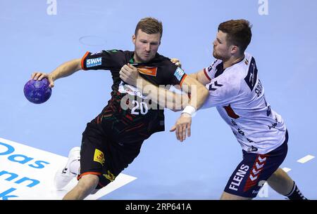 Magdeburg, Deutschland. September 2023. Handball: Bundesliga, SC Magdeburg - SG Flensburg-Handewitt, Spieltag 2, GETEC Arena. Magdeburger Philipp Weber (l) spielt gegen Flensburgs Johannes Golla. Quelle: Ronny Hartmann/dpa/Alamy Live News Stockfoto