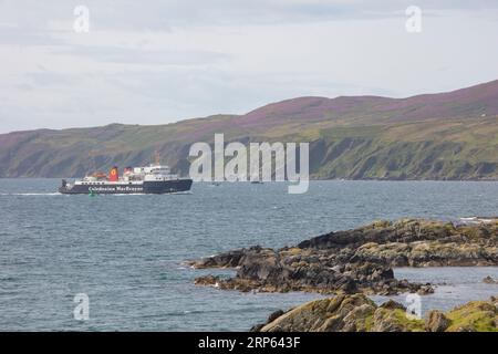 Die Fähre der Insel Arran legt in Port Ellen auf der Insel Islay in den Hebriden an. Stockfoto